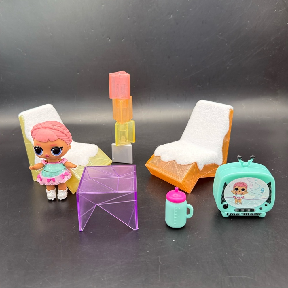 LOL Surprise Winter Chill Hangout Spaces Furniture Playset with Ice SK8ER